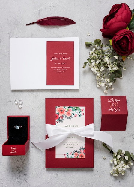 PSD mooi assortiment van bruiloft elementen met kaarten mock-up