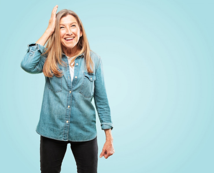 PSD mooie hogere vrouw die gelukkig wat goed en verrassend nieuws realiseert of een groot idee heeft