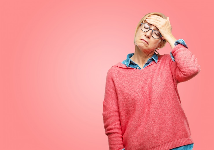 PSD mooie hogere vrouw met een droevige blik van teleurstelling en nederlaag, kijkend gedeprimeerd en wanhoopte
