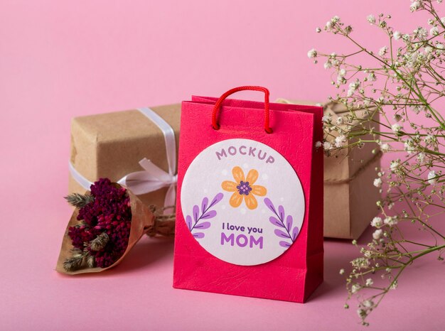 Mock-up per la festa della mamma con borsa e regali