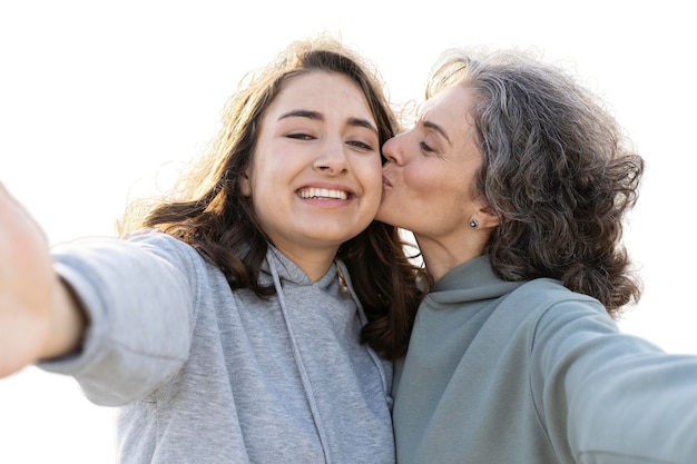 Madre che trascorre del tempo all'aperto con sua figlia