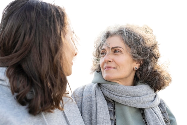 PSD madre che trascorre del tempo all'aperto con sua figlia