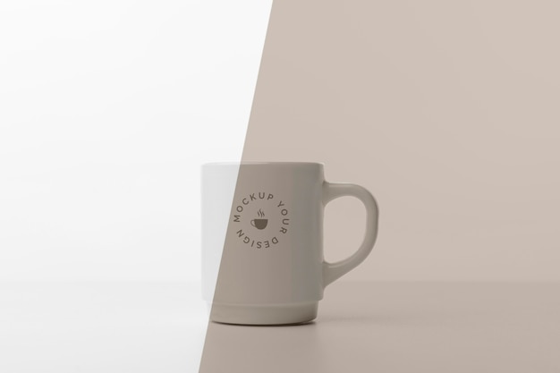 PSD tazza con caffè mock up sul tavolo