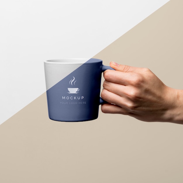 PSD tazza con caffè mock up sul tavolo