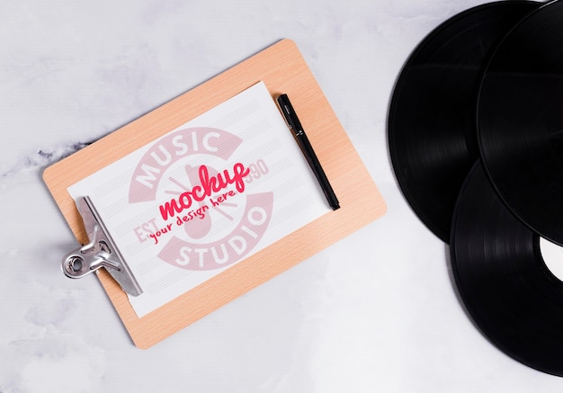 Appunti di musica e vinile con mock-up