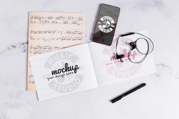 Notebook musicale e cellulare