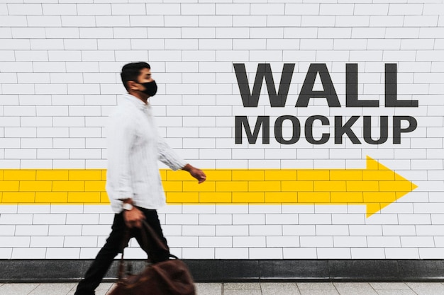 Muur mockup psd met een man die voorbijloopt in de nieuwe normaliteit