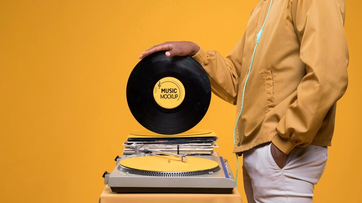 PSD müzik mağazası maketi için vinil disk tutan adamın yan görünümü