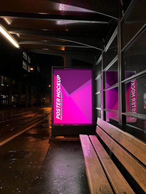 Nachtelijk stedelijk reclamebord