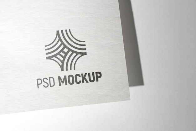 PSD naciśnij logo na papierowej makiecie