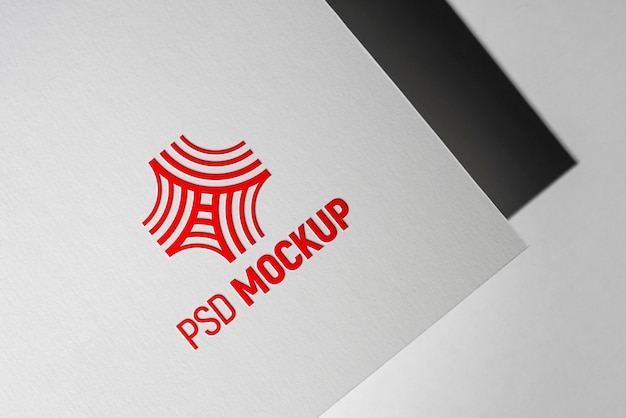 PSD naciśnij logo na papierowej makiecie