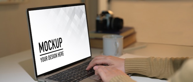 Nærbillede af arbejdsområde med laptop mockup i hjemmekontor