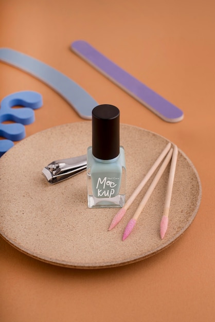 PSD nagellak fles mock-up met manicure essentials