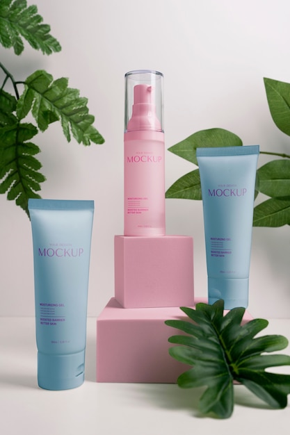 PSD design mock-up per l'imballaggio di prodotti cosmetici naturali con foglie