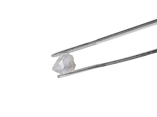 PSD 투명한 배경에 핀셋으로 고정된 천연 다이아몬드