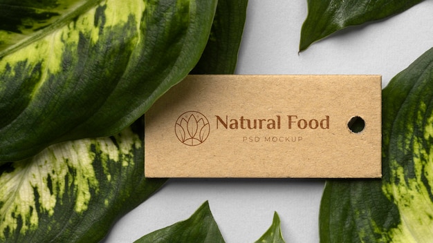 PSD mock-up di cibo naturale con foglie