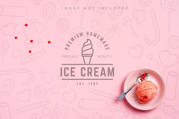 Натуральные домашние свежеприготовленные ягоды холодного сладкого мороженого десерт на макете, копией пространства. Вид сверху.