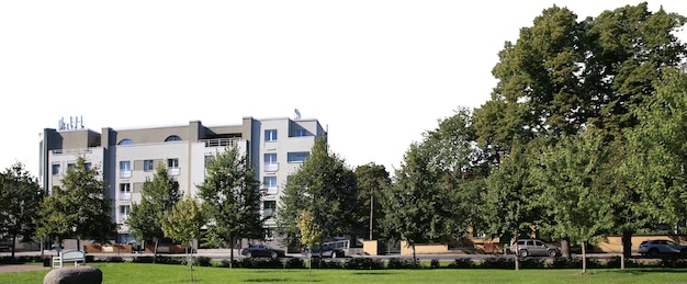 Naturalne krajobrazy drzewne i parkowe z otwartymi łąkami i widokami na wieś