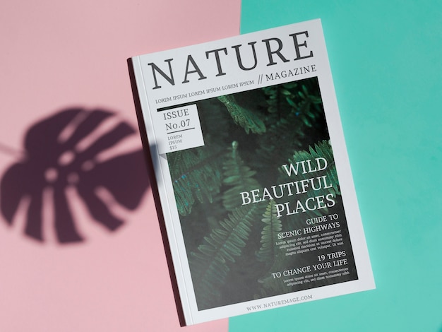 Rivista di natura mock up su sfondo semplice