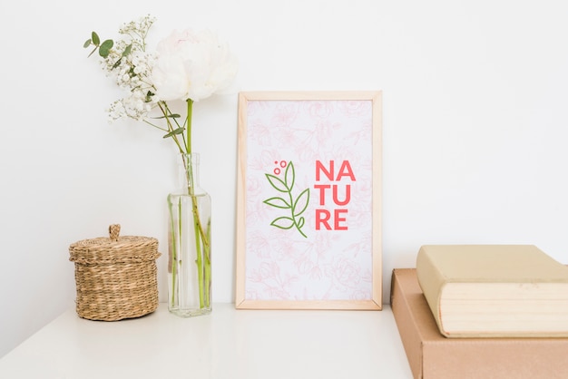 PSD natura mock-up e rose bianche