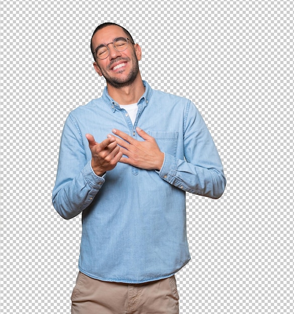 あなたを笑っているいたずらな若い男
