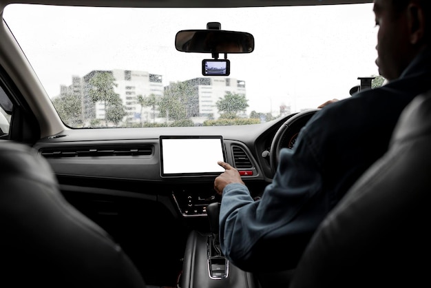 Nawigacja GPS na ekranie tabletu w samodzielnym samochodzie