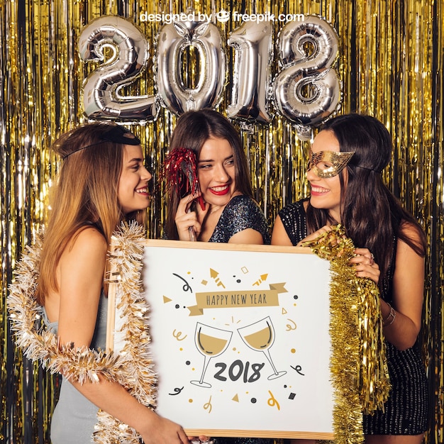 Nuovo anno mockup con tre ragazze in possesso di lavagna