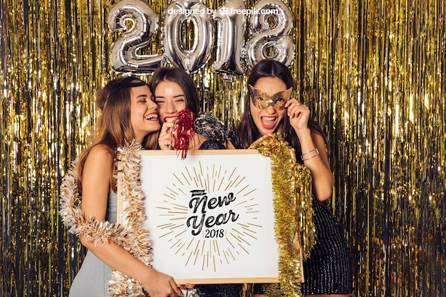 PSD nuovo anno mockup con tre ragazze