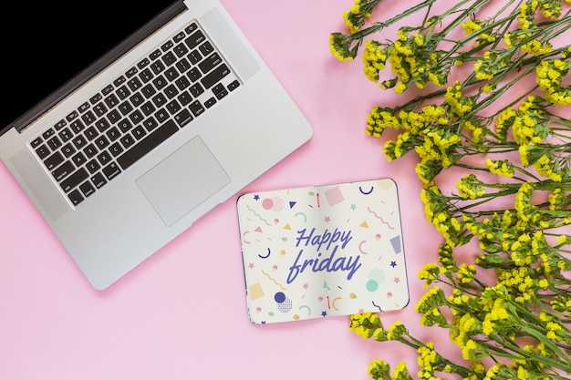 PSD Макет ноутбука и ноутбука с цветочным декором для свадьбы или цитаты