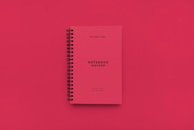 Mockup con copertina rigida per notebook su sfondo magenta