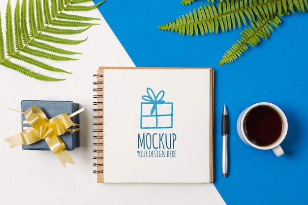 Notebook mock-up accanto al regalo di compleanno