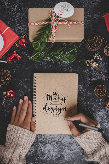 Notebook mockup met kerstversiering