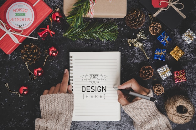 Notebook mockup met kerstversiering