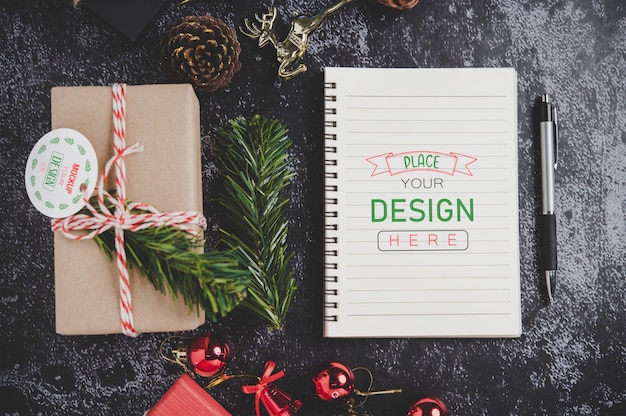 Notebook mockup met kerstversiering