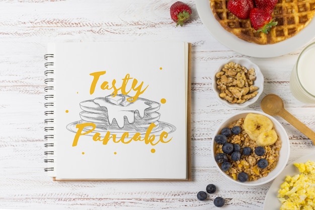 PSD notebook mockup met ontbijt concept