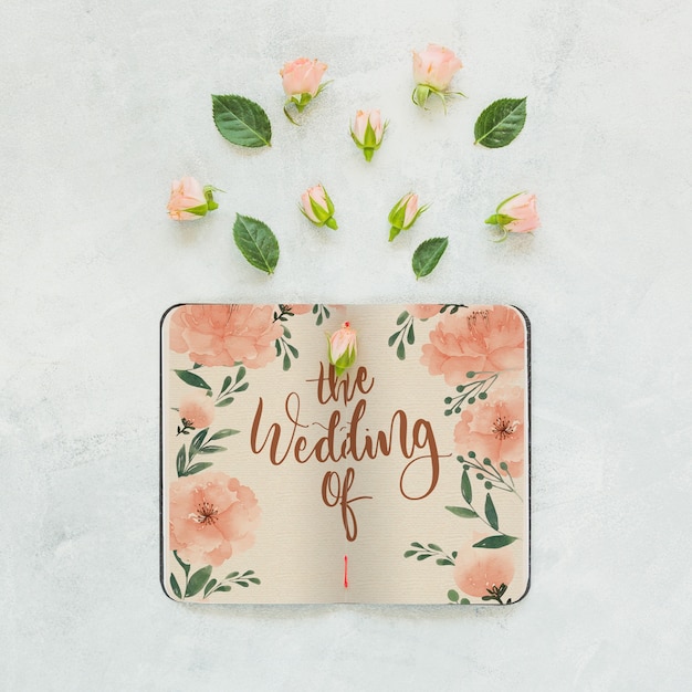 PSD 結婚式や見積もりの​​花飾り付きノートブックモックアップ