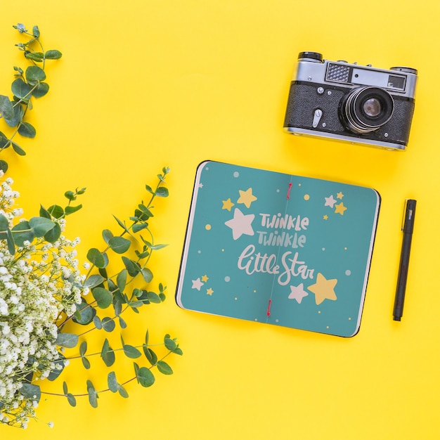 Mockup di notebook con decorazione floreale per matrimonio o preventivo