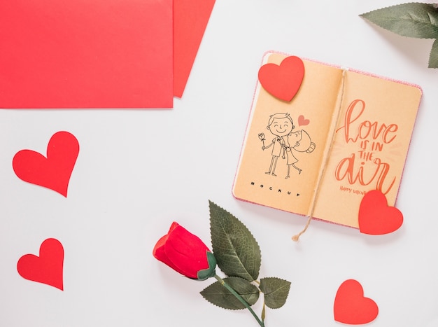 Mockup di notebook con il concetto di San Valentino
