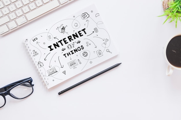 Notepad mockup met internet van dingen concept