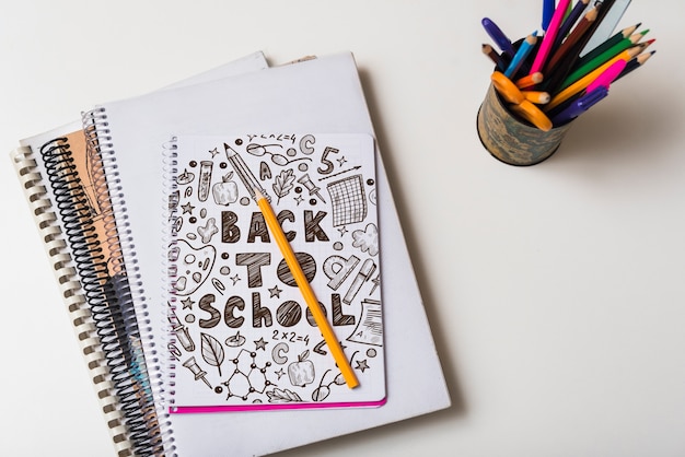 PSD mockup del blocco note con di nuovo al concetto della scuola