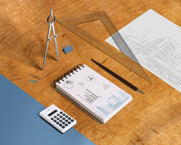 Mockup di blocco note con elementi dalla prospettiva isometrica