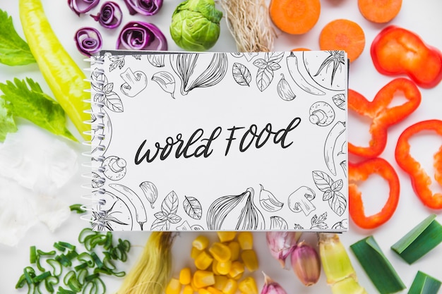 PSD mockup di blocco note con il concetto di cibo sano