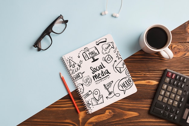 PSD mockup di blocco note con elementi di office