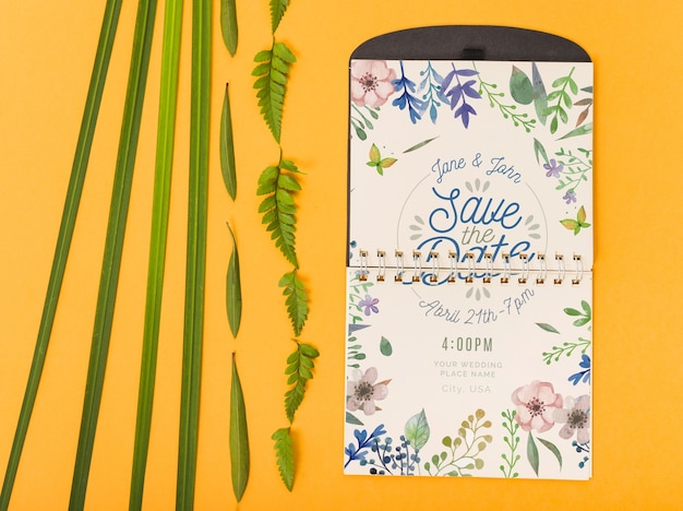 PSD mockup di blocco note con foglie tropicali