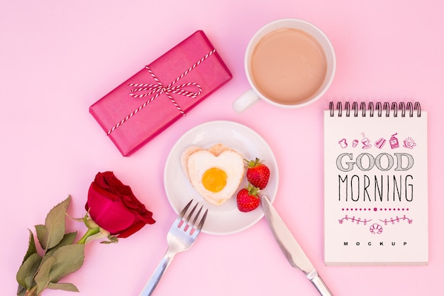 PSD mockup di blocco note con colazione di san valentino