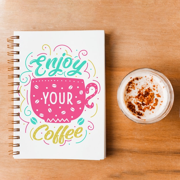 PSD notitieboekje cover mockup met koffie concept