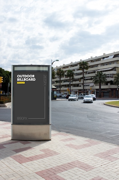 odkryty billboard w mieście