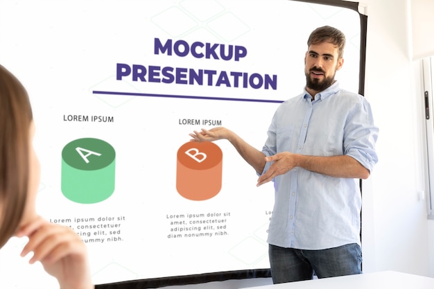 Conferenza in ufficio con persone e mock-up dello schermo