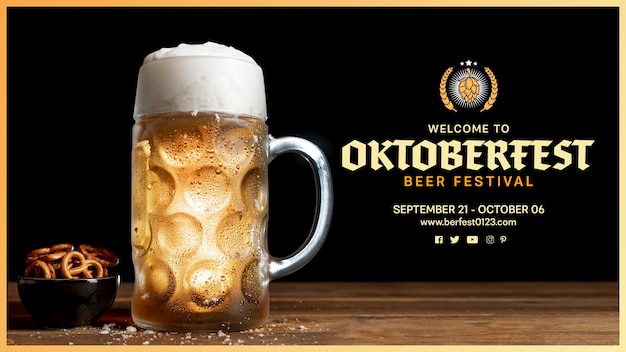 Boccale di birra dell'oktoberfest con schiuma e salatini