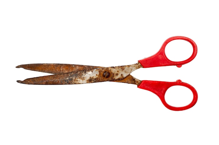 PSD old rusty scissors on white background